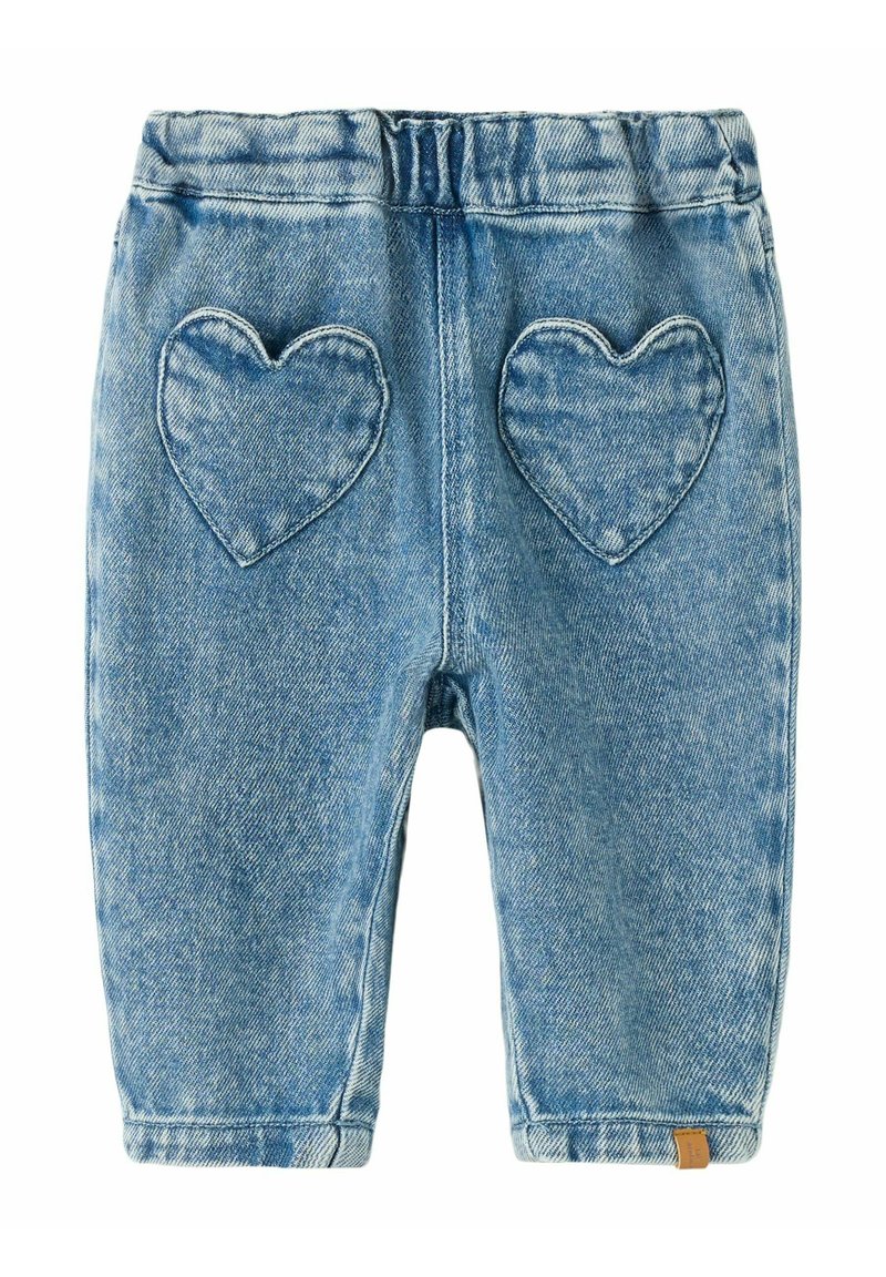 Svijetloplave traperice za dječake s elastičnom gumom u struku i dva džepa u obliku srca straga.