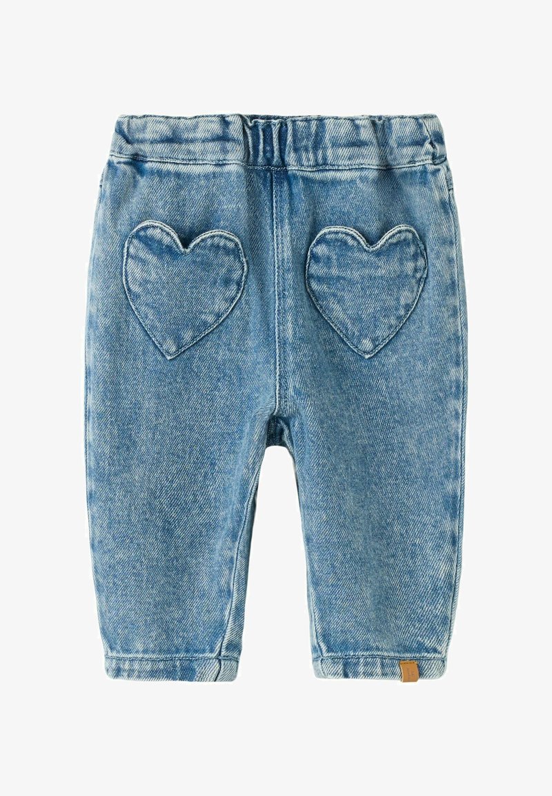 Svijetloplave traperice za dječake s elastičnom gumom u struku i dva džepa u obliku srca straga.