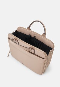 Beige lædertaske med lynlås, dobbelt håndtag, sort indvendig og flere rum til organisering. Glat tekstur, minimalistisk design.