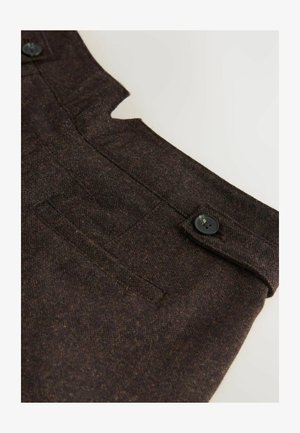 Pantaloni din lână de culoare brown, cu o tăietură distinctivă la talie, o buzună frontală și un detaliu cu un nasture negru pe talie.