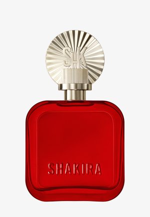 Rote quadratische Parfümflasche mit goldenem rundem Verschluss, geprägt mit "SK" und "SHAKIRA" auf der Vorderseite der Flasche.