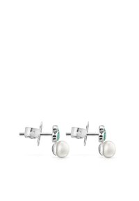 Orecchini a perno in argento con perle bianche rotonde e accenti turchesi. Il design è semplice ed elegante, con metallo lucido e texture morbide.