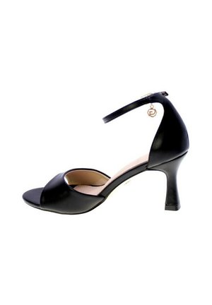 Sandal nero con tacco alto, aperto all'avampiede e con cinturino alla caviglia, caratterizzata da una texture in pelle liscia e un piccolo ciondolo metallico.
