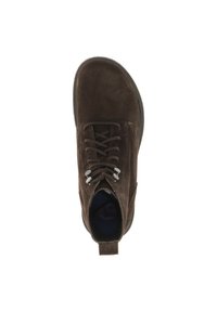 Stivaletti in suede marrone con punta rotonda, sei occhielli per i lacci e una linguetta sul tallone. Suola in gomma nera, superficie testurizzata.