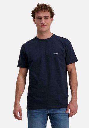 Marineblauwe katoenen T-shirt met een ronde hals, korte mouwen en een klein wit tekstlogo op de borst. Casual pasvorm en textuurstof.