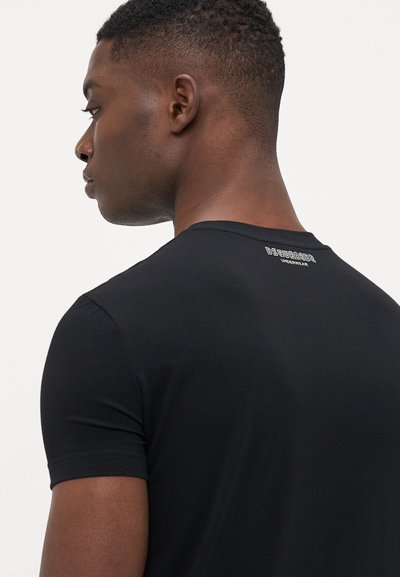 Schwarzes T-Shirt mit kurzen Ärmeln und Rundhalsausschnitt, aus glattem Stoff gefertigt. Verfügt über ein kleines weißes Logo auf der Rückseite in der Nähe des Ausschnitts.