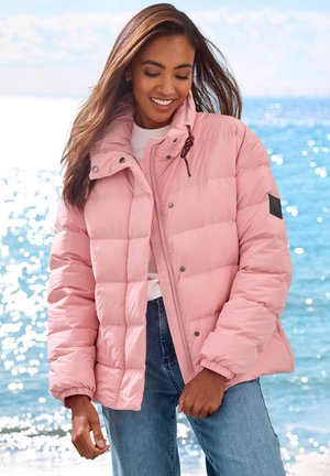 Helle rosa Pufferjacke mit einem Reißverschluss vorne, Druckknöpfen und elastischen Bündchen. Sie verfügt über einen strukturierten Stoff und ein schwarzes Akzentpatch am Ärmel.