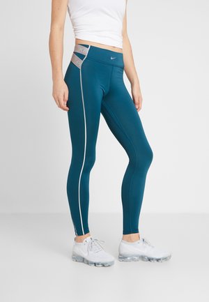 Leggings de sport teal avec une taille haute, une rayure latérale contrastante grise clair et des accents de logo. Tissu lisse et extensible pour le confort.