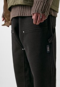 Pal Sporting Goods BIVOUAC UNISEX - Donji dijelovi trenirke - deep brown