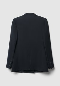 Blazer su misura di un blu scuro con revers a punta, spacco singolo e polsini a quattro bottoni. Tessuto liscio, design strutturato e dettagli minimalisti.