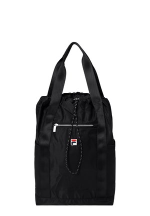 Musta nailoninen olkalaukku, jossa etutasku vetoketjulla, kiristysnyöri, kaksoiskahvat sekä pieni punainen, valkoinen ja sininen FILA-logo.