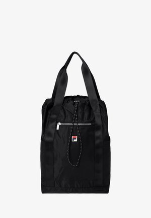 Zwarte nylon draagtas met een voorvak met ritssluiting, trekkoordsluiting, dubbele handgrepen en een klein rood-wit-blauw FILA-logo.