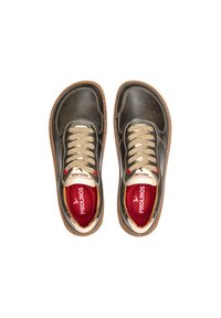 Zapatillas de cuero verde oscuro con cordones beige, detalle perforado y suela moldeada marrón. Presentan un forro interior rojo con el logo.