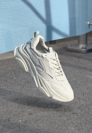 POSSESS - Joggesko - white