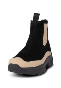 Czarne zamszowe botki za kostkę z beżowym gumowym czubkiem i amortyzującą podeszwą. Posiadają pętelkę oraz elastyczne panele boczne dla łatwego zakładania.