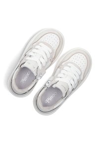Witte sneakers met een gestructureerde lichtgrijze suède accent, geperforeerde neus en witte veters. Bevat een zwarte zool en ingedrukt merk binnenin.