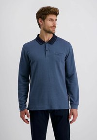 Langärmliges Poloshirt aus blauem Textilgewebe mit dunklem Kragen, zwei Knöpfen an der Knopfleiste und kleinem Logo-Detail auf der Brust.