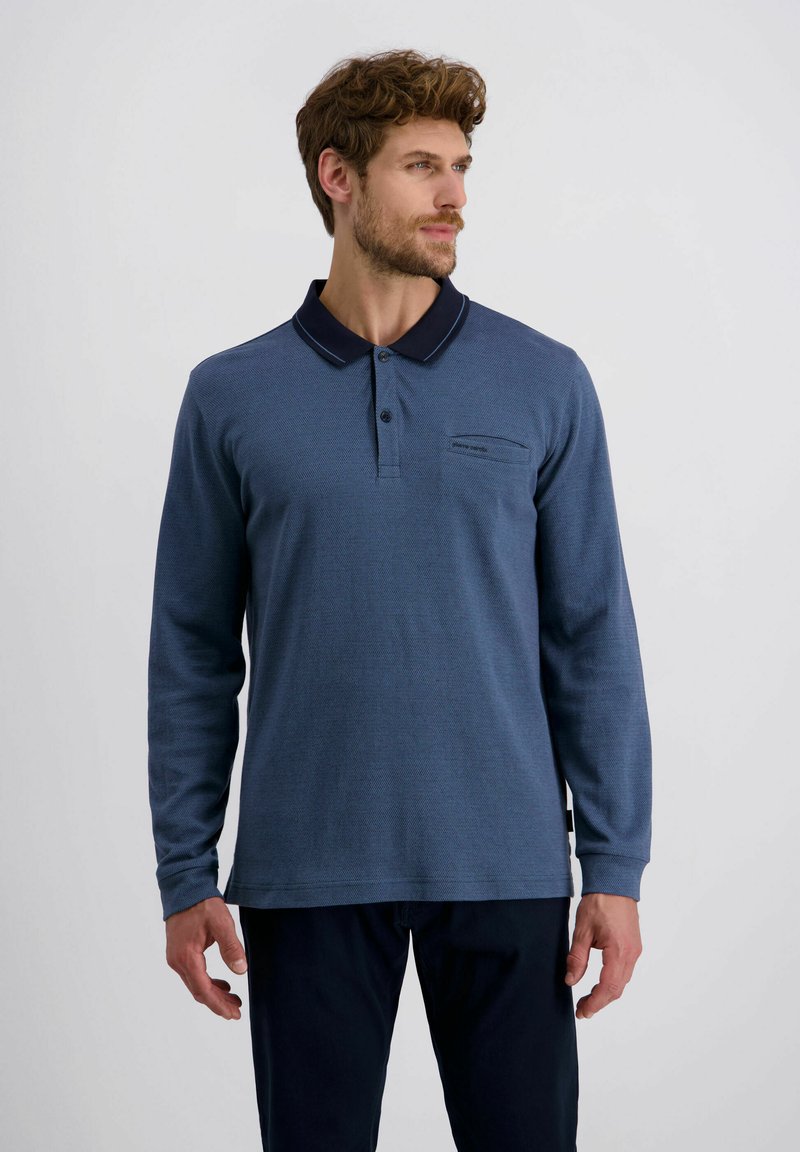 Langärmliges Poloshirt aus blauem Textilgewebe mit dunklem Kragen, zwei Knöpfen an der Knopfleiste und kleinem Logo-Detail auf der Brust.