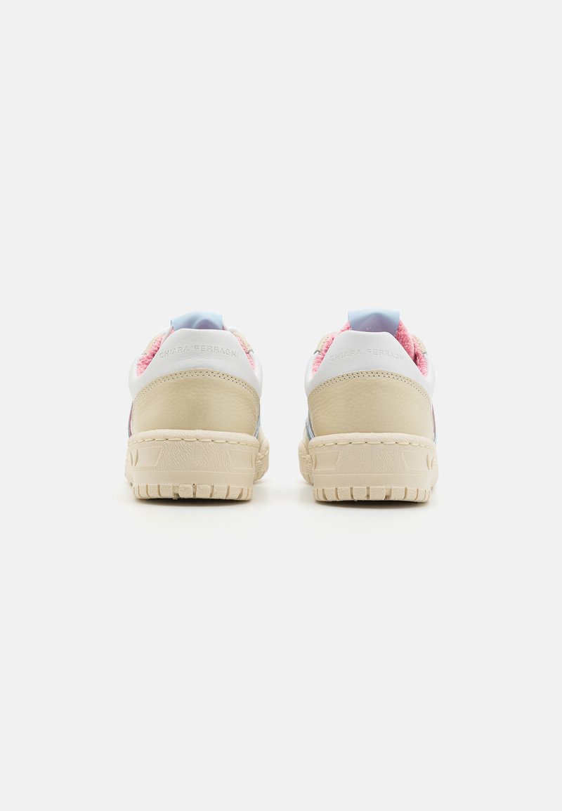 Vue arrière de baskets tendance avec une tige rose et blanche, semelle beige, détails texturés et col rembourré. Présence du logo sur le talon.