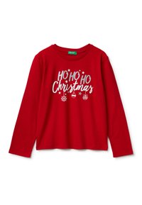 Rotes Langarmhemd aus Baumwolle mit dem silbernen Druck "HO HO HO Weihnachten" sowie grafischen Schneeflocken und Ornamenten.