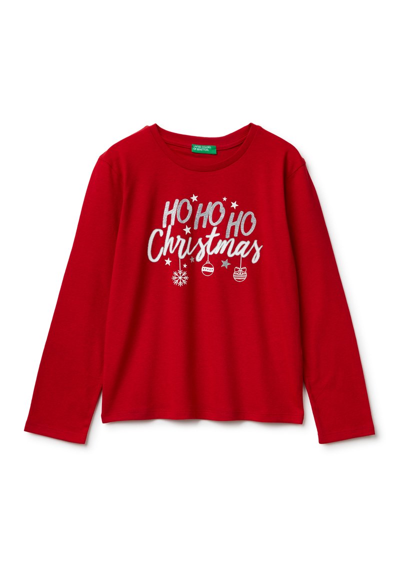 Rotes Langarmhemd aus Baumwolle mit dem silbernen Druck "HO HO HO Weihnachten" sowie grafischen Schneeflocken und Ornamenten.