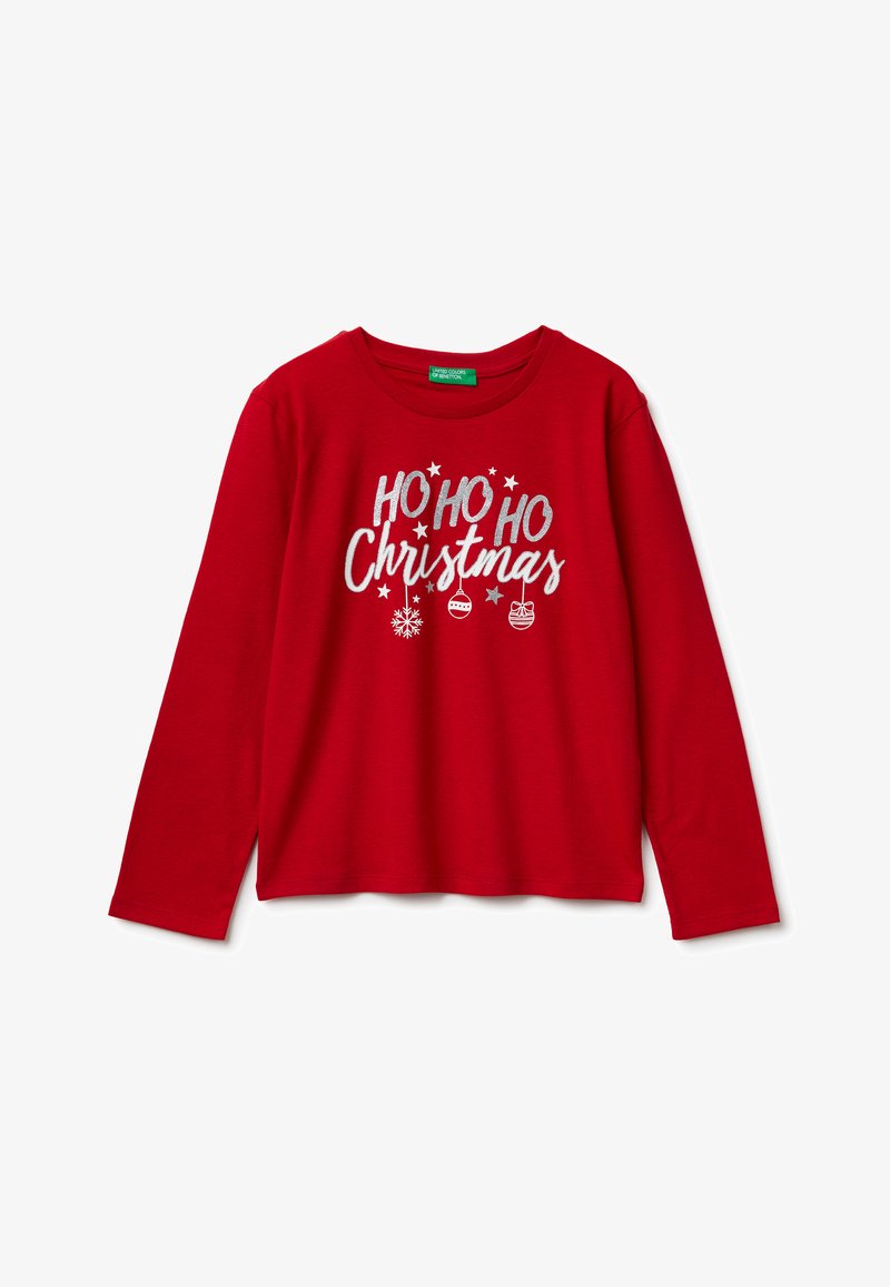 Rotes Langarmhemd aus Baumwolle mit dem silbernen Druck "HO HO HO Weihnachten" sowie grafischen Schneeflocken und Ornamenten.