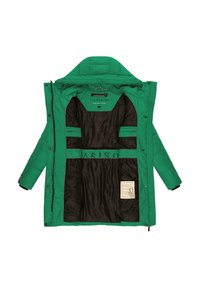 Chaqueta acolchada verde con capucha, con un interior negro, bolsillos con cremallera y una etiqueta en el lado izquierdo. Tejido texturizado y aislamiento.
