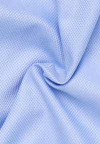 Lichtblauwe stof met een geometrisch ruitpatroon, met een gladde textuur en zachte val.