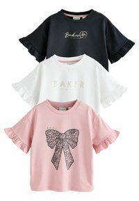 Tre t-shirt a manica corta: nera con maniche arruffate e logo dorato, bianca con maniche arruffate e scritta metallica, rosa con grafica a fiocco in pizzo.