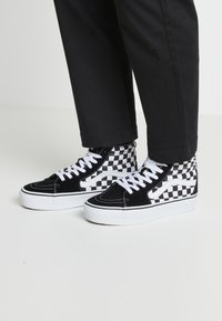 Vans - UA SK8-HI PLATFORM 2.0 - Korkeavartiset tennarit - black Pienoiskuva 1