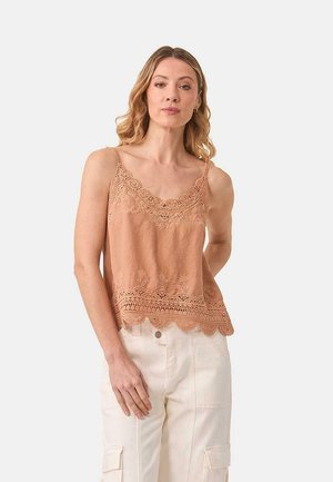 Top sin mangas de color marrón claro con detalles de encaje. Presenta un dobladillo con forma de ondas y delicados bordados florales a lo largo de los bordes. Tejido suave y texturizado.