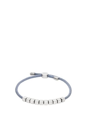 Blau geflochtenes Stoffarmband mit silbernen Buchstabenwürfeln, die "LIEBESKIND" buchstabieren, und einem runden Metallverschluss. Einfaches, modernes Design.