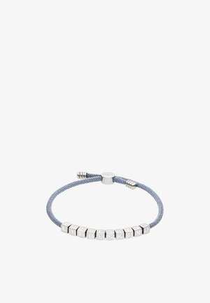 Blau geflochtenes Stoffarmband mit silbernen Buchstabenwürfeln, die "LIEBESKIND" buchstabieren, und einem runden Metallverschluss. Einfaches, modernes Design.