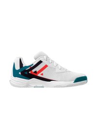 Scarpa sportiva bianca con tomaia in mesh traspirante, accentuata da motivi geometrici blu navy e corallo. Presenta una suola in gomma testurizzata per una buona aderenza.
