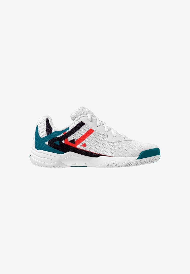 Scarpa sportiva bianca con tomaia in mesh traspirante, accentuata da motivi geometrici blu navy e corallo. Presenta una suola in gomma testurizzata per una buona aderenza.