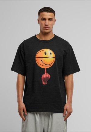 Čierne veľké tričko s potlačou šťastnej oranžovej gule a červenej ruky so zdvihnutým prostredníkom. Hladký textilný materiál.