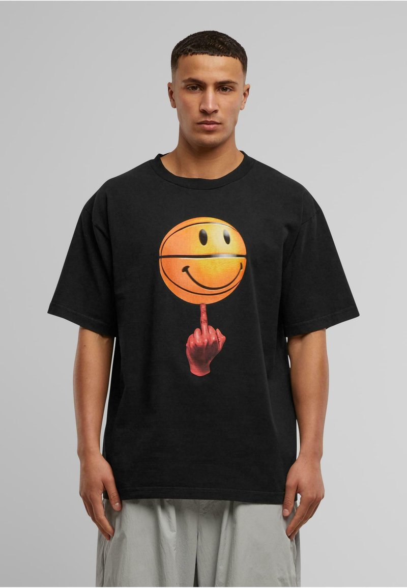 Μαύρο υπερμεγέθες T-shirt με γραφικό σχέδιο ενός χαρούμενου πορτοκαλί μπαλλίνου και ενός κόκκινου χεριού με το μεσαίο δάχτυλο υψωμένο. Λείος υφασμάτινος ιστός.
