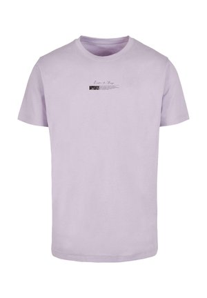 Lilla bomulds-T-shirt med rund hals, korte ærmer, med sort trykt tekst og et enkelt, udekoreret design.