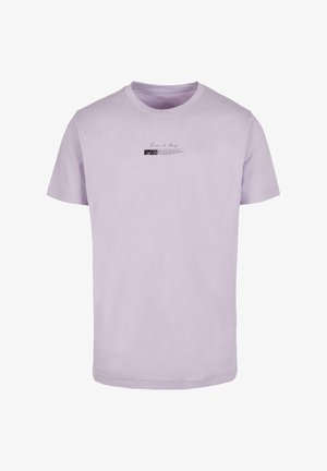 Fialové bavlněné tričko s kulatým výstřihem a krátkými rukávy, s černým potiskem a jednoduchým designem bez zdobení.