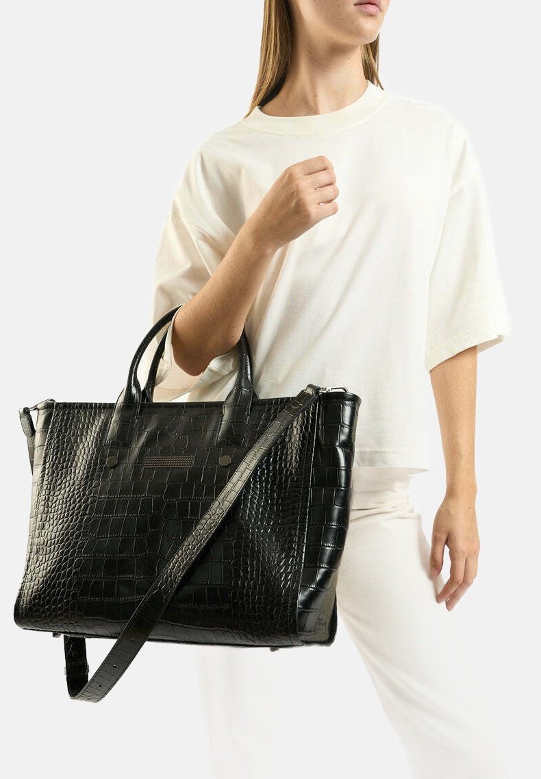 Zwarte krokodillenembossed leren tote bag met dubbele handgrepen en een verstelbare schouderriem, met een gestructureerd ontwerp en een glanzende textuur.