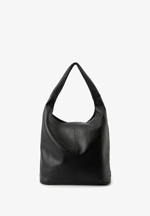 Zwarte leren hobo-tas met één gebogen hengsel. Zacht, getextureerd oppervlak met een nonchalant ontwerp zonder zichtbare hardware of accenten.
