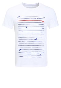 Bílý bavlněný tričko s horizontálními modrými a červenými pruhy a malými ilustracemi ryb. Pohodlný střih, kulatý výstřih, krátké rukávy.