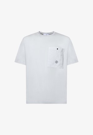 T-shirt blanc à manches courtes avec une grande poche carrée sur la poitrine, ornée d'un petit logo circulaire et d'un bouton-pression noir.