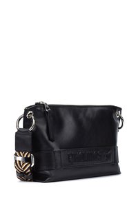 Czarna skórzana torba na ramię o fakturowanym wykończeniu, z zamkiem błyskawicznym, markowym paskiem i srebrnymi akcentami.