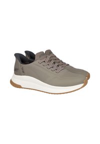 Zapatillas deportivas para hombres en gris y topo, con un material suave, diseño perforado, suela intermedia blanca gruesa y suela de goma.