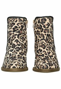 Las botas de tobillo con estampado de leopardo presentan un exterior de ante suave, punta redondeada y una cremallera lateral. El tacón es plano con una suela texturizada.