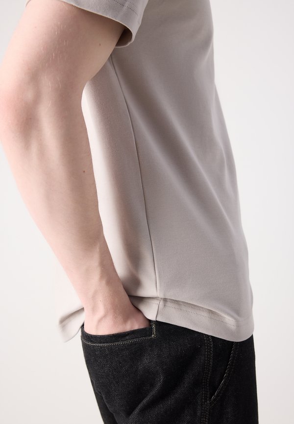 MICRO LOGO - Basic T-shirt - dove4