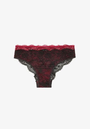 Tanga negro y rojo de encaje que presenta intrincados patrones florales, bordes festoneados y una cinturilla suave. Textura suave con colores contrastantes.