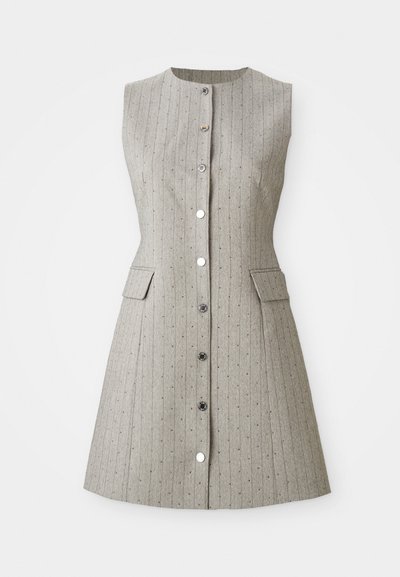 Rochie gri fără mâneci, cu dungi verticale, decolteu rotund, închidere cu butoane pe față, două buzunare laterale și o siluetă ajustată.