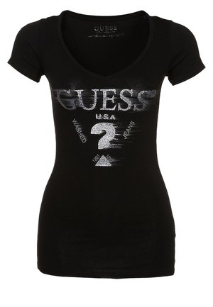 Schwarzes T-Shirt mit kurzen Ärmeln und silbernem Motivdruck mit der Aufschrift "GUESS USA 2" und anderem Text. V-Ausschnitt und weiche Textur.